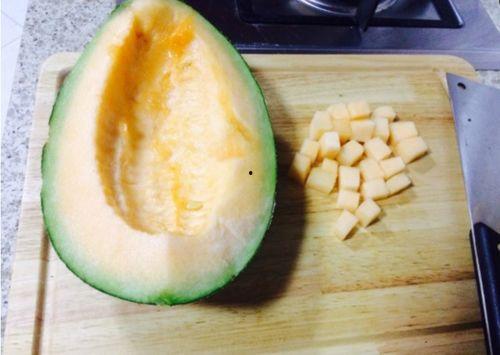 给小猪吃哈密瓜,小猪的快乐哈密瓜时光