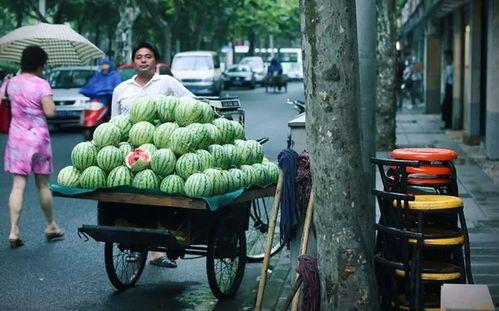 路边的吃瓜大叔,见证街头百态的市井人生
