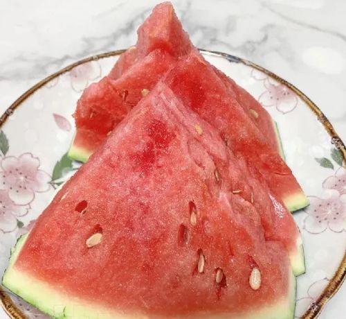 大妈炸裂吃瓜,一场全民狂欢的美食盛宴